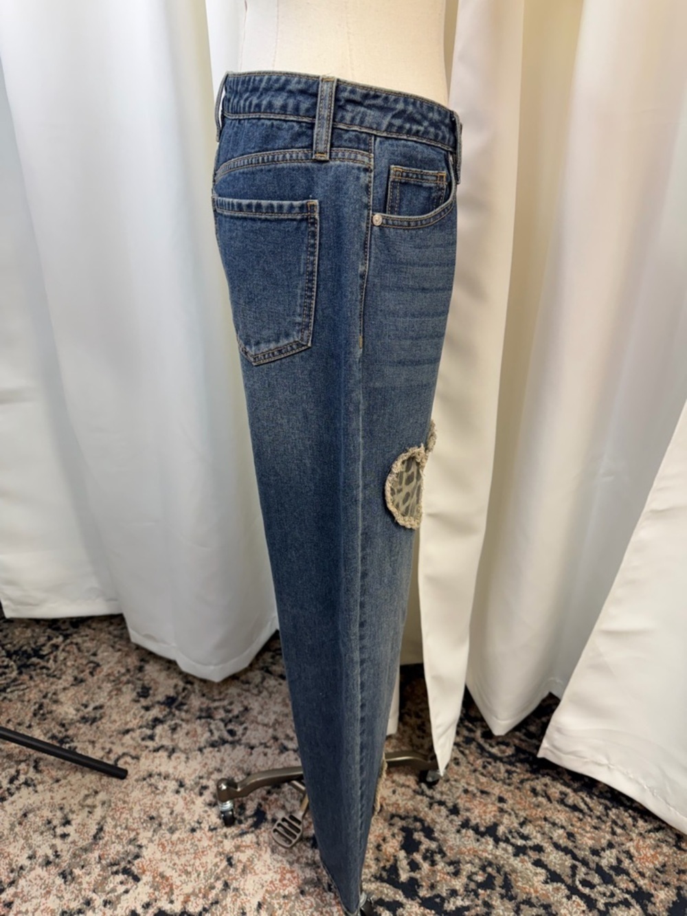 NWOT Cali 1850 Animal Print Heart Patch Straight Leg Jeans Junior’s Size 5 - Picture 14 of 16